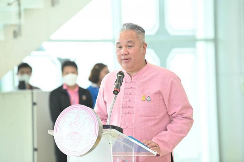 พม. รับมอบสีทาอาคา