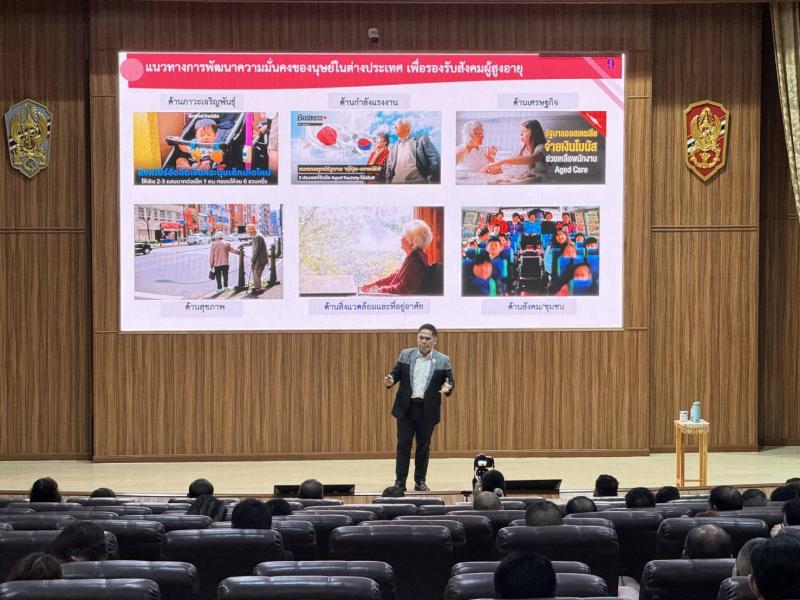 วราวุธ ขึ้นเวทีบร�