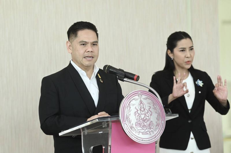 พม. รับมอบข้าวสาร 7,
