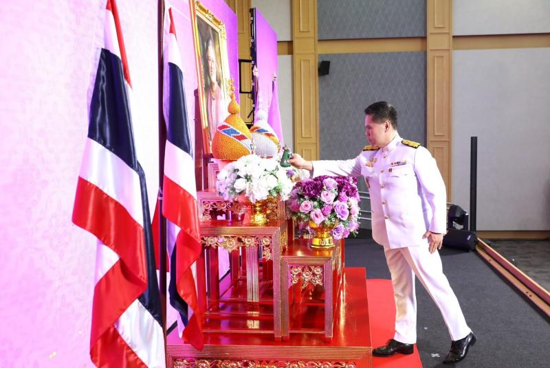 วราวุธ นำ คณะผู้บร