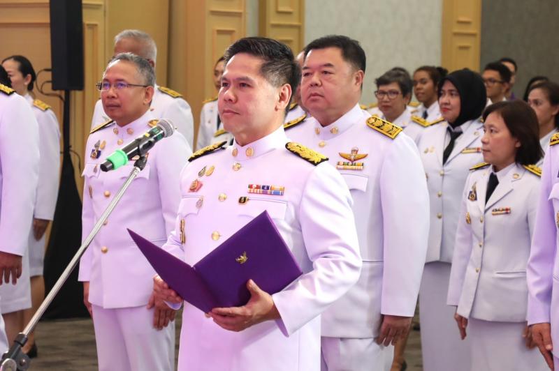 วราวุธ นำ คณะผู้บร