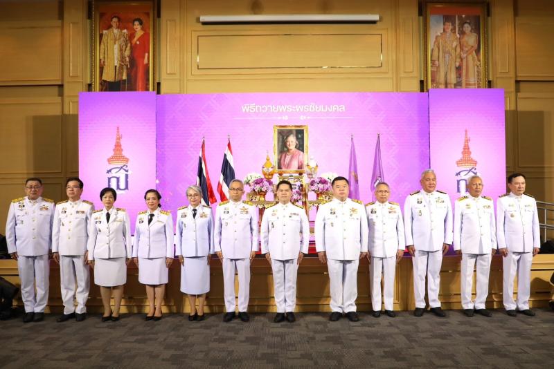 วราวุธ นำ คณะผู้บร