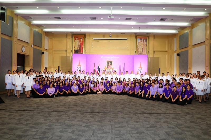 วราวุธ นำ คณะผู้บร
