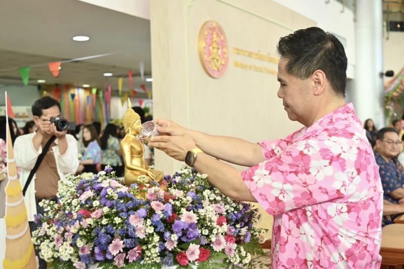 วราวุธ ขอปีใหม่ไท�