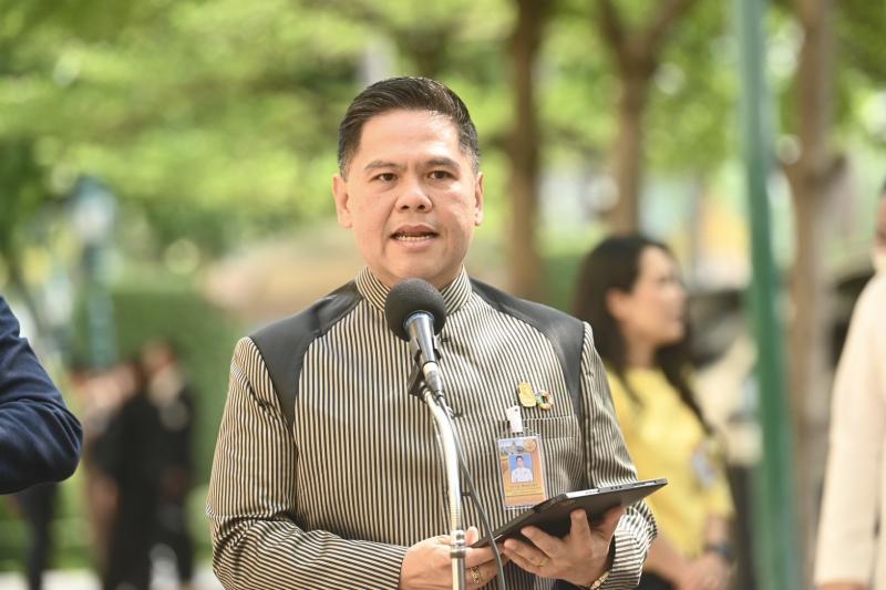 วราวุธ พร้อมเป็นผ�