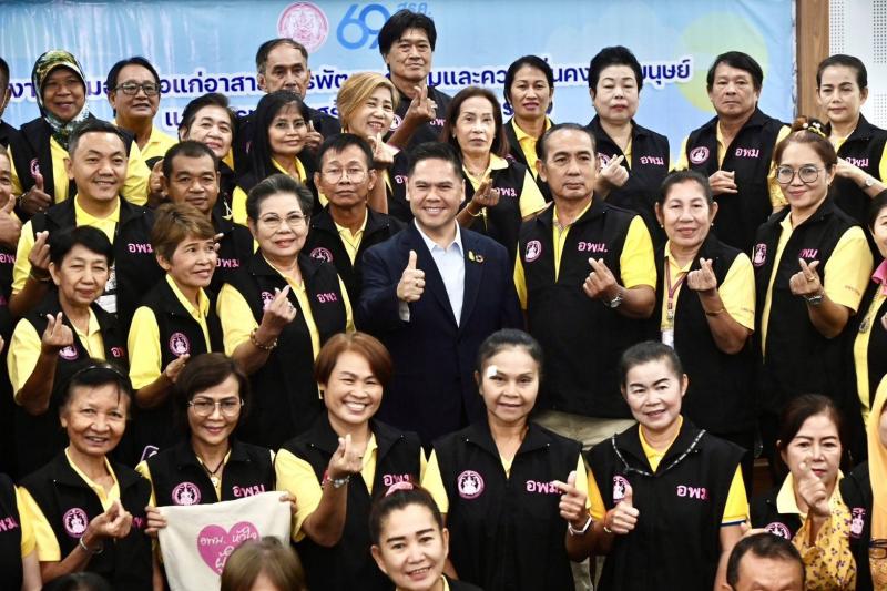 วราวุธ แนะ อพม. นำอ�