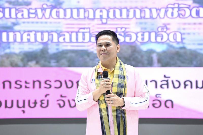 วราวุธ เยี่ยมกลุ่�