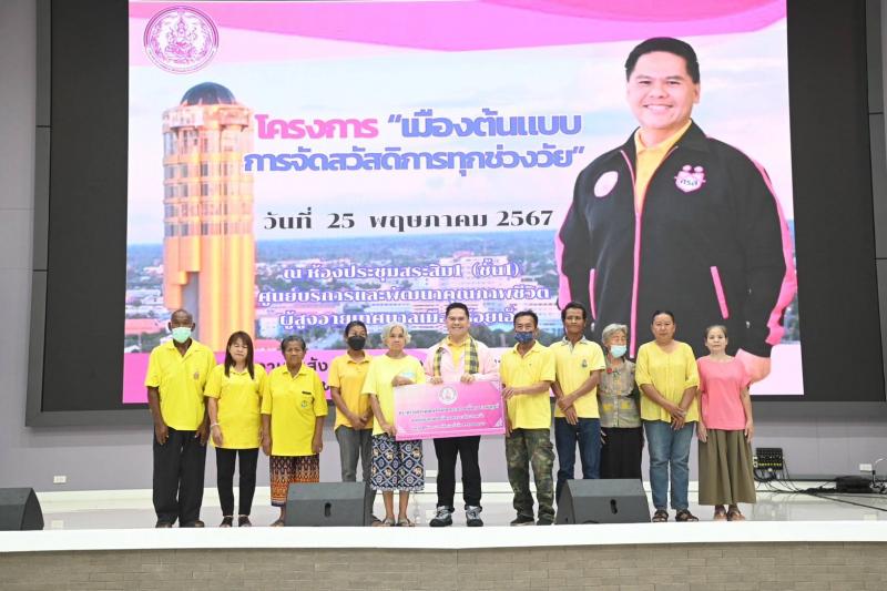 วราวุธ เยี่ยมกลุ่�