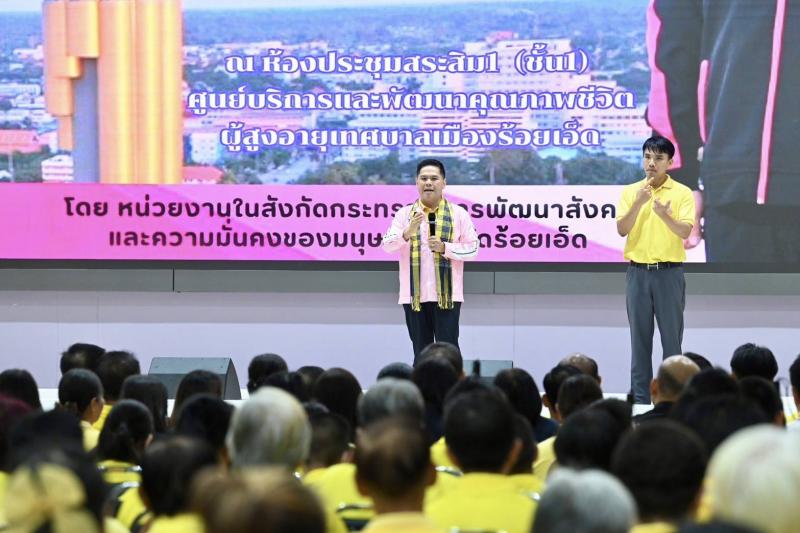 วราวุธ เยี่ยมกลุ่�