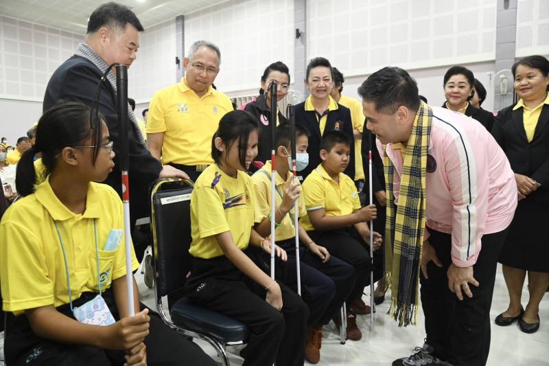 วราวุธ เยี่ยมกลุ่�