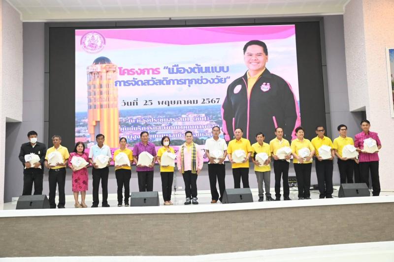 วราวุธ เยี่ยมกลุ่�