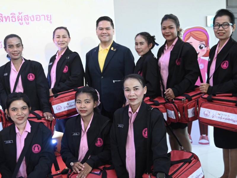 วราวุธ รมว.พม. มอบป�