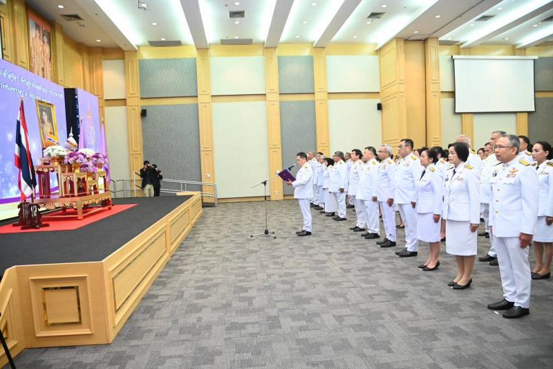 วราวุธ นำ ขรก. - เจ้�