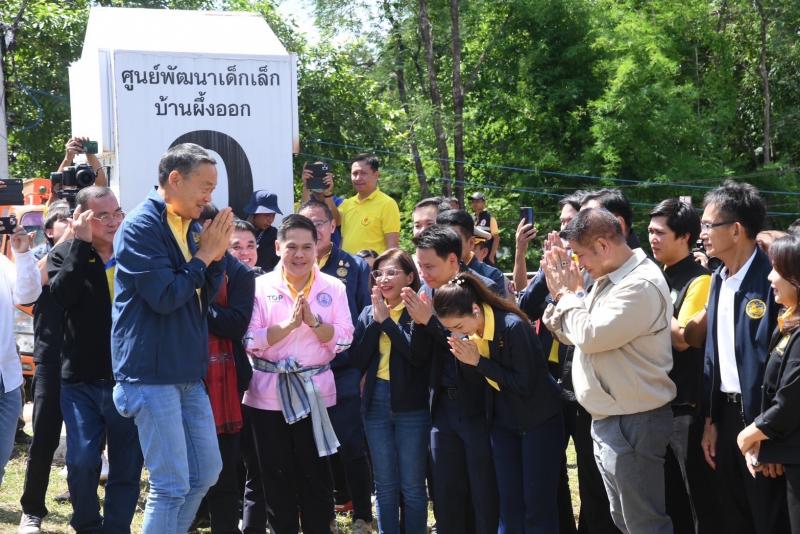 วราวุธ ร่วมคณะนาย�