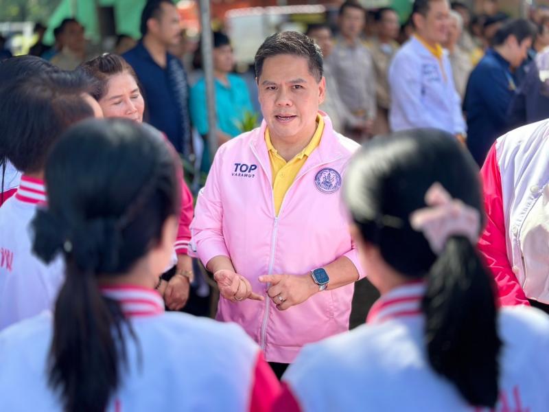 วราวุธ ร่วมคณะนาย�