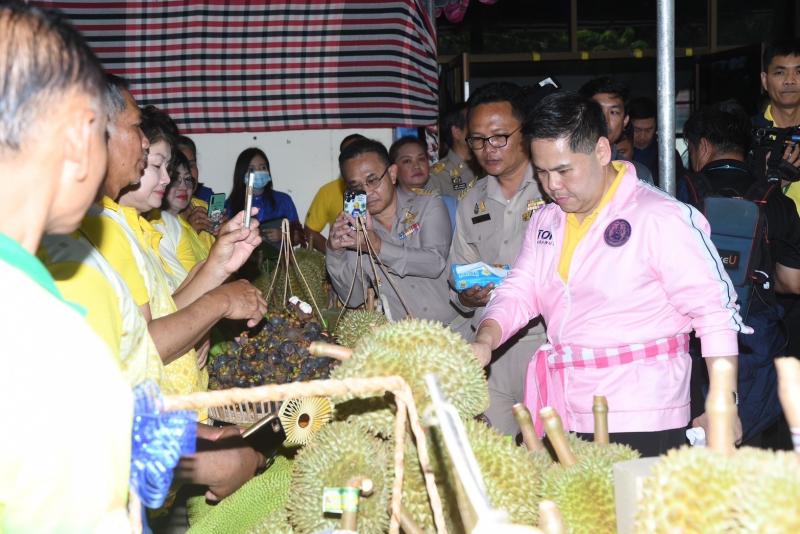 วราวุธ ร่วมคณะนาย�