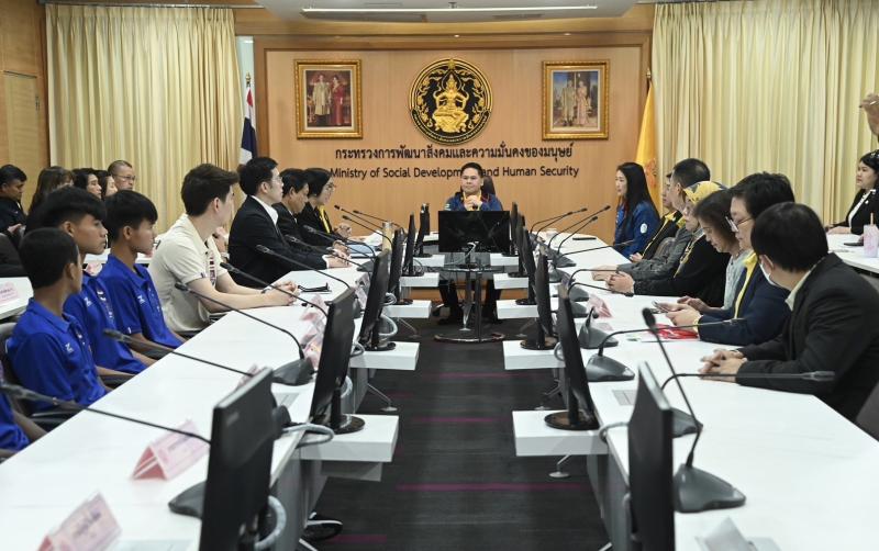 วราวุธ รมว.พม. ให้ก�