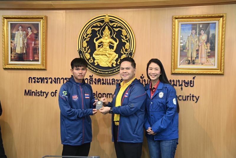 วราวุธ รมว.พม. ให้ก�
