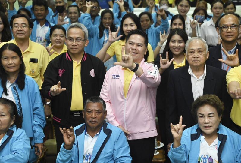 วราวุธ หนุนสถาบัน�