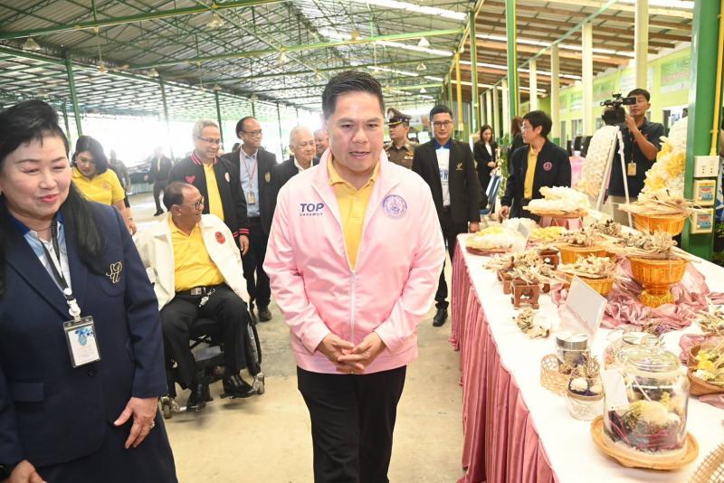 วราวุธ หนุนสถาบัน�