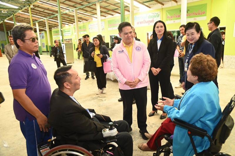 วราวุธ หนุนสถาบัน�