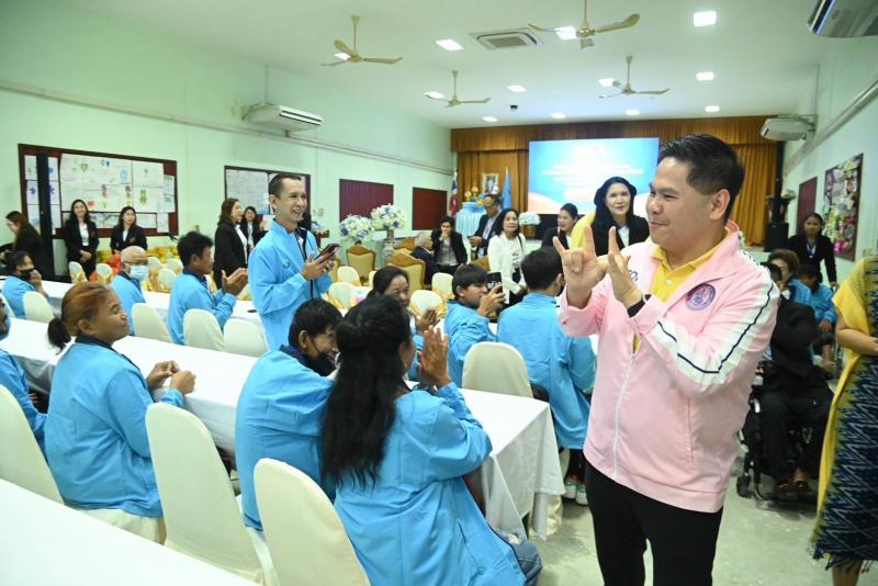 วราวุธ หนุนสถาบัน�