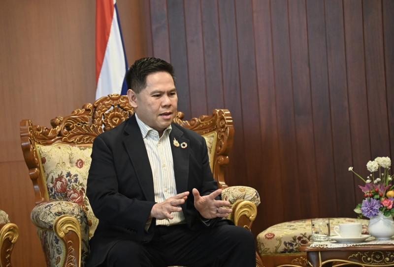 วราวุธ นำผู้บริหา�