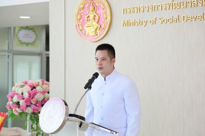 พม. รับมอบสิ่งของ - 