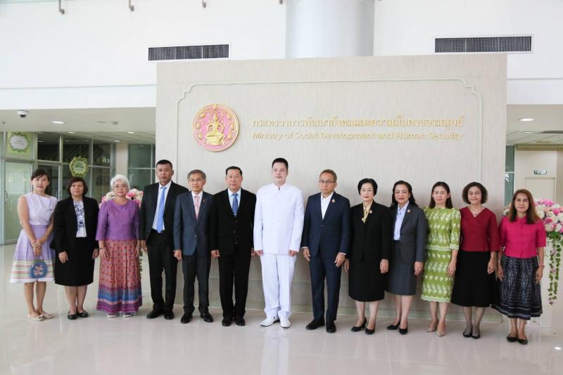 พม. รับมอบสิ่งของ - 