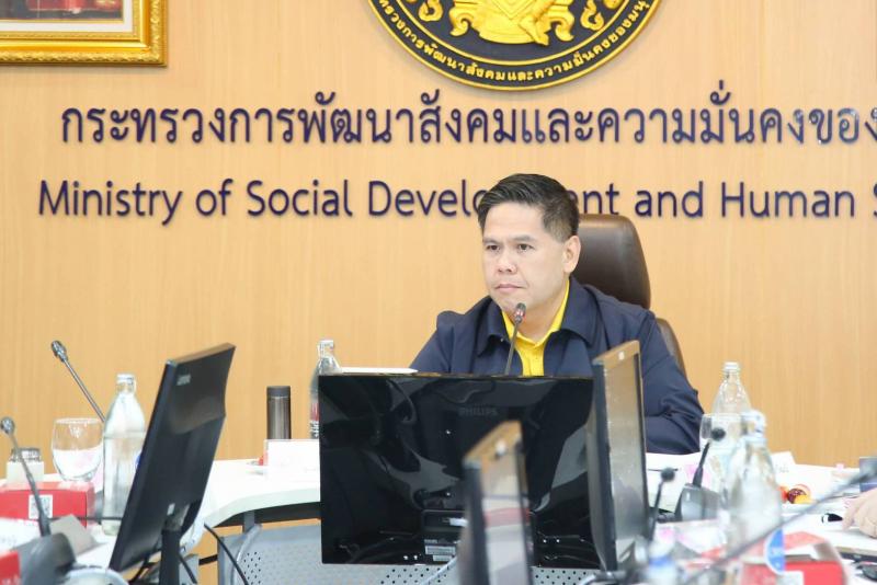 วราวุธ ชู พม. ยกกำล�