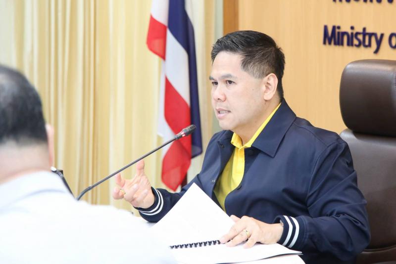 วราวุธ ชู พม. ยกกำล�