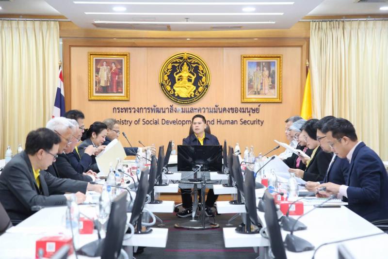 วราวุธ ชู พม. ยกกำล�