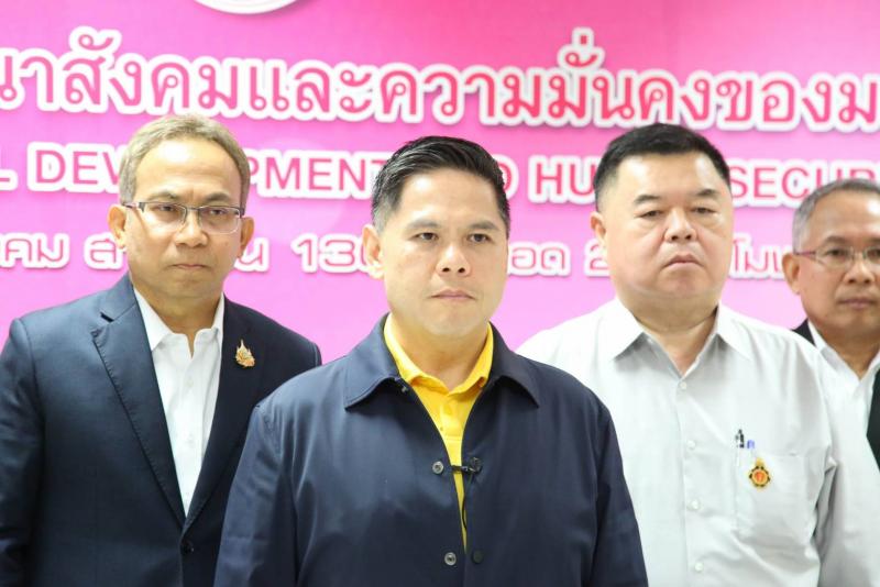 วราวุธ ชู พม. ยกกำล�