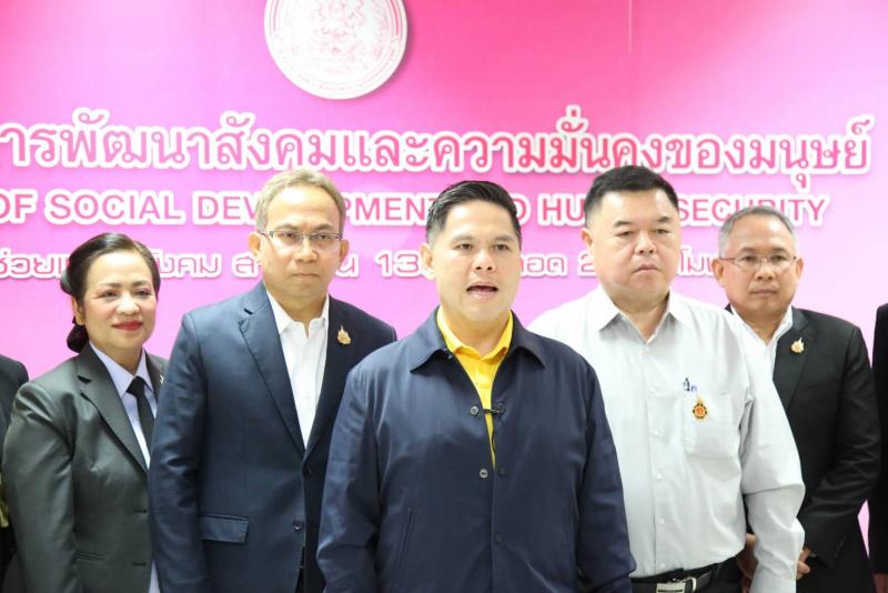 วราวุธ ชู พม. ยกกำล�