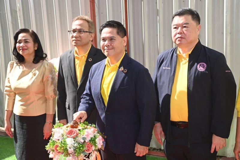 วราวุธ เปิดสถานพั�