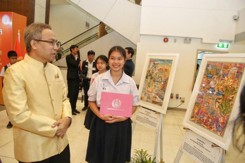 ปลัด พม. มอบโล่-เกี�