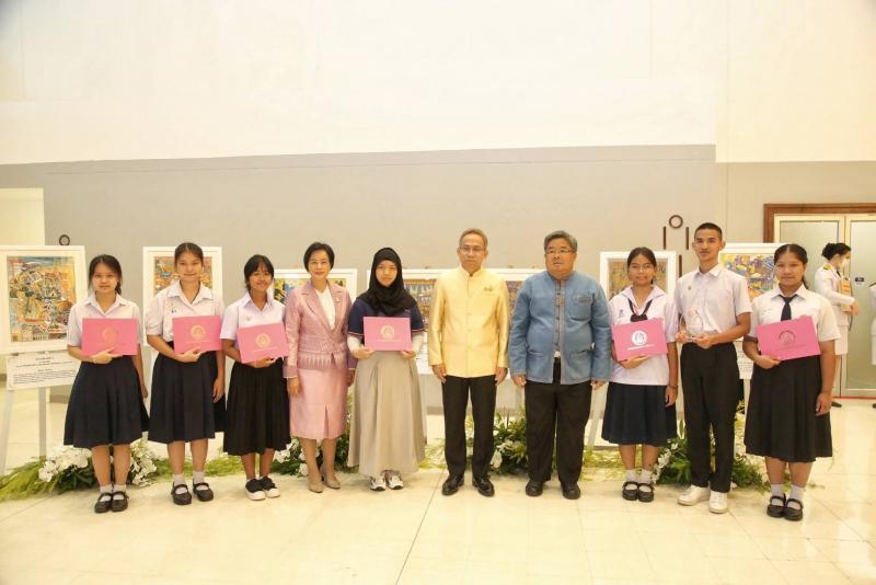 ปลัด พม. มอบโล่-เกี�