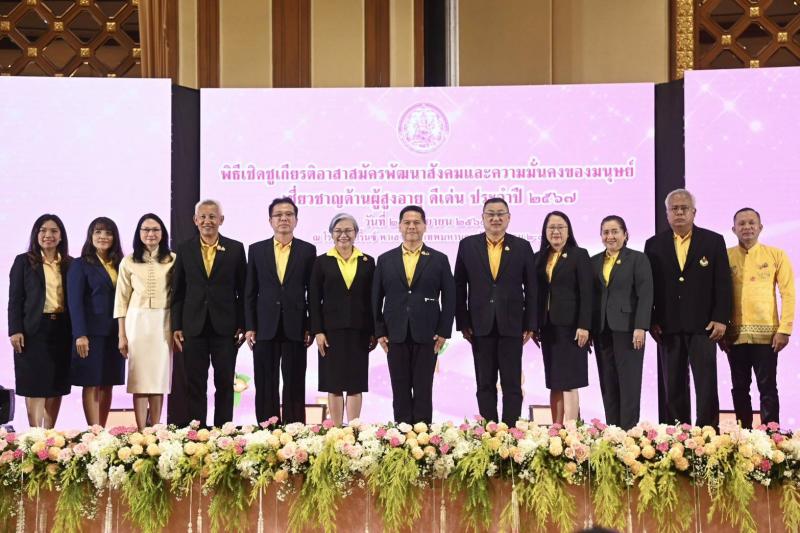วราวุธ มอบเข็มเชิ�