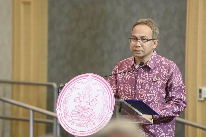 วราวุธ มอบโล่เกีย�