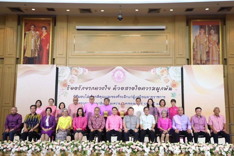 วราวุธ มอบโล่เกีย�