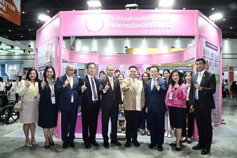 วราวุธ เชิญชมบูธ พ