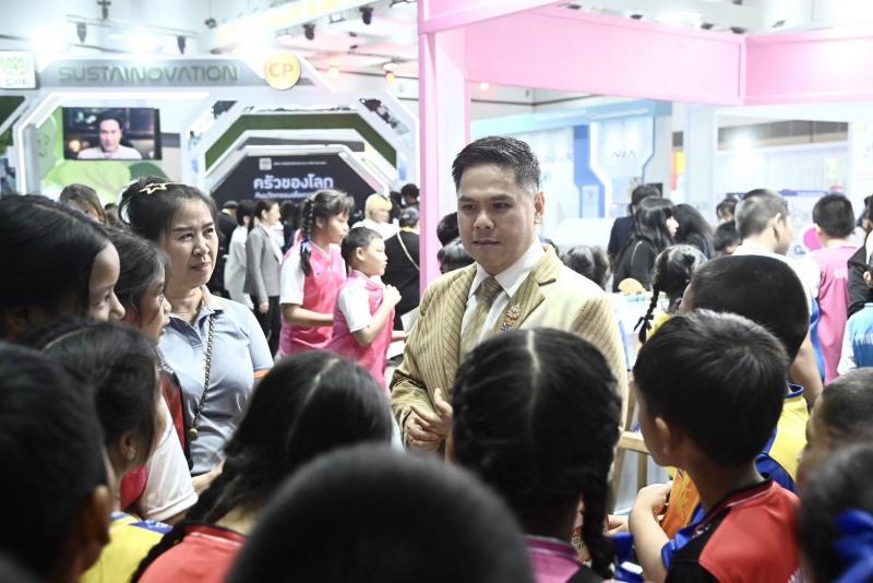 วราวุธ เชิญชมบูธ พ