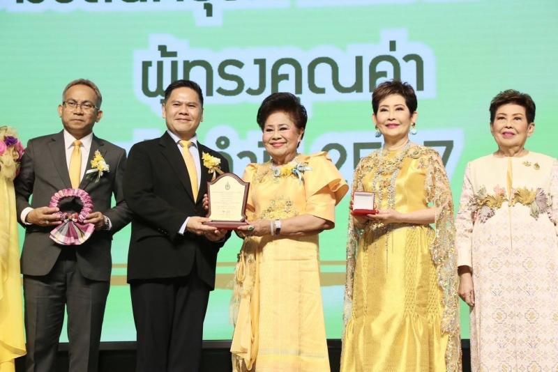 วราวุธ ยกย่องนักธ�