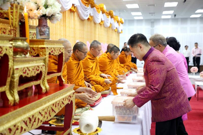 กระทรวง พม. ทำบุญว�
