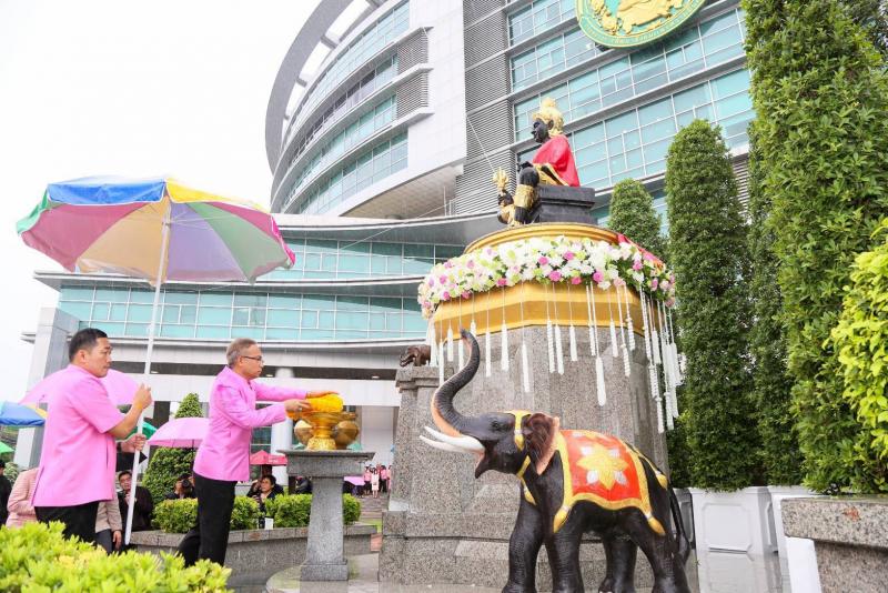 กระทรวง พม. ทำบุญว�