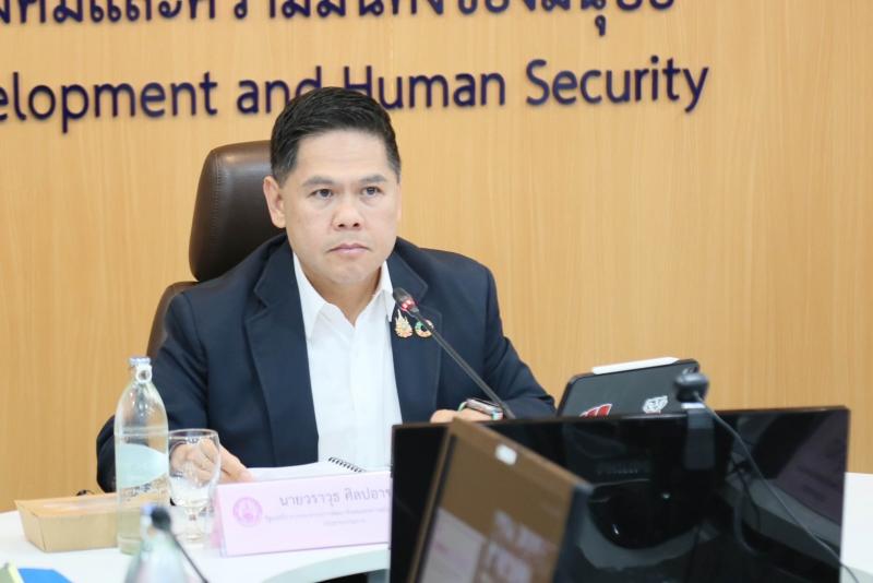 วราวุธ รมว.พม. นั่ง�