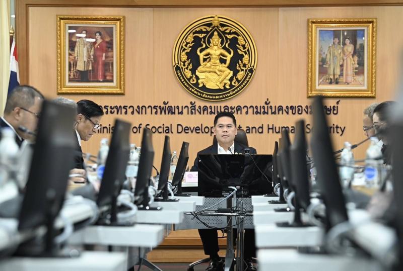 วราวุธ รมว.พม. นั่ง�