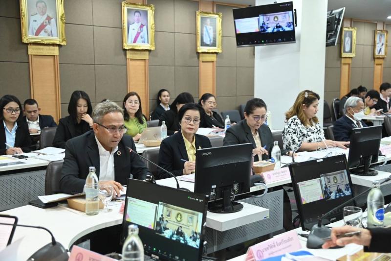 วราวุธ รมว.พม. นั่ง�