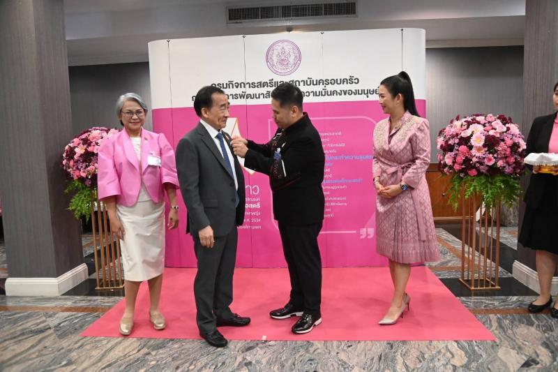 วราวุธ นำทีม พม. ติ�