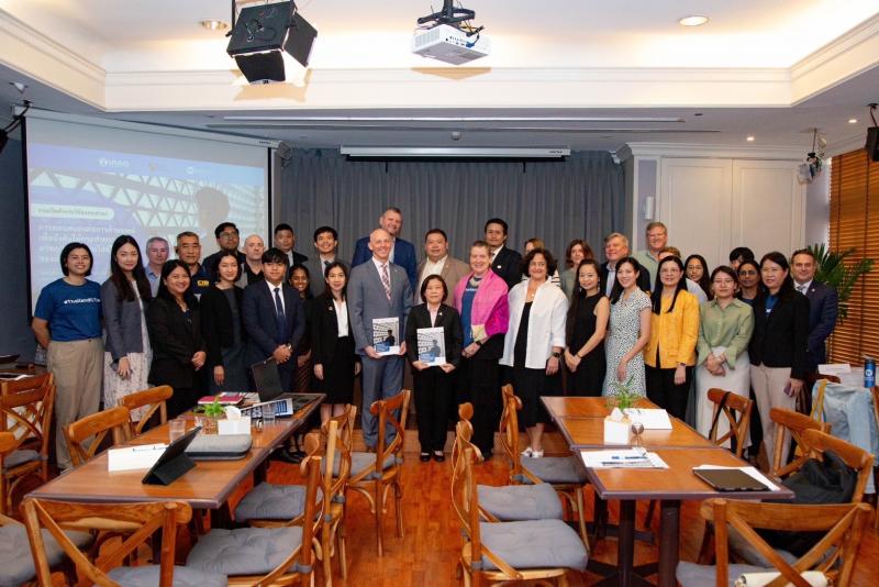 พม. ร่วมวงเสวนา กา�